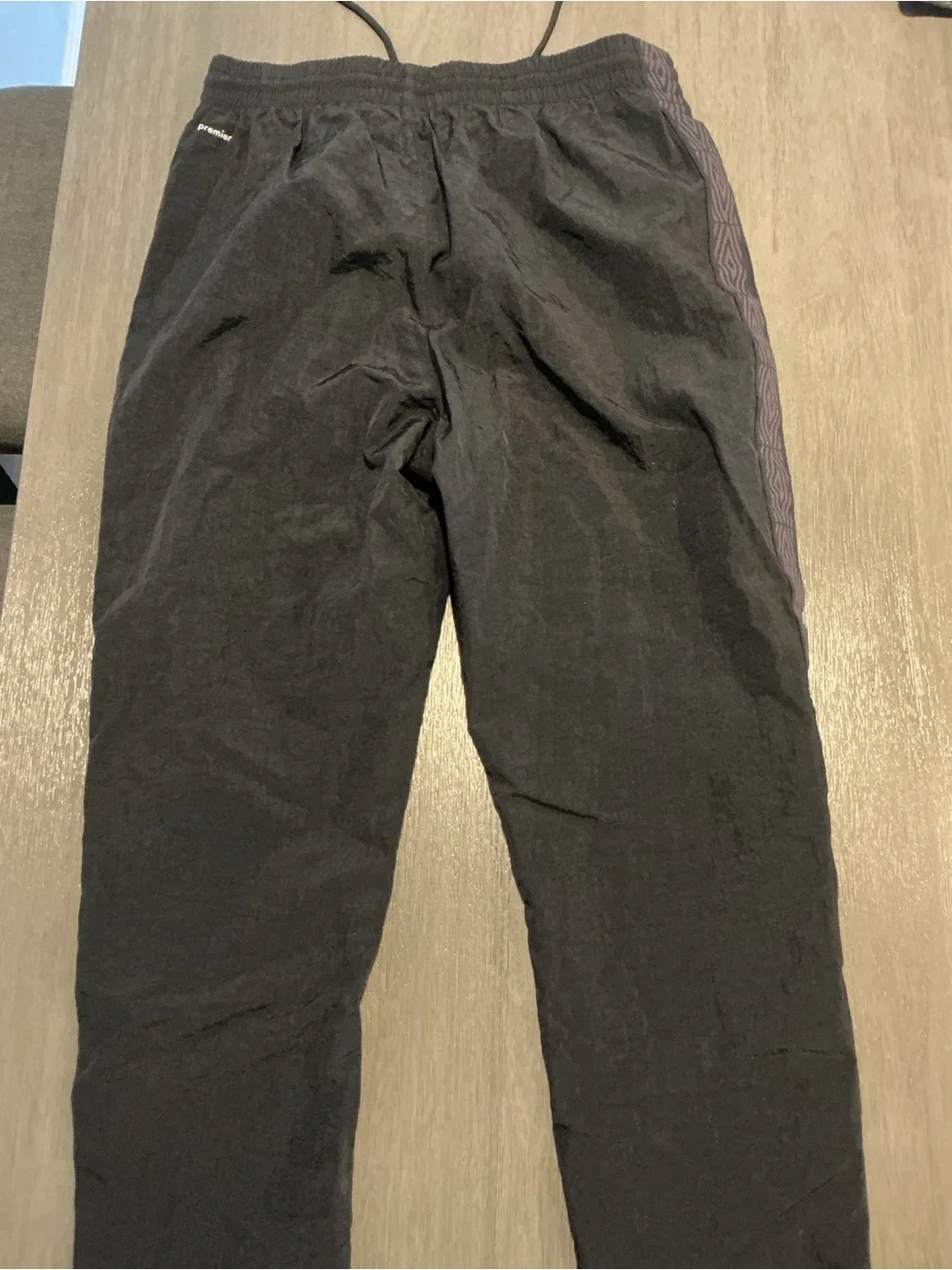 Umbro Men’s Sweeper Crinkle Nylon Track Pants Black Double Diamond Side Size M